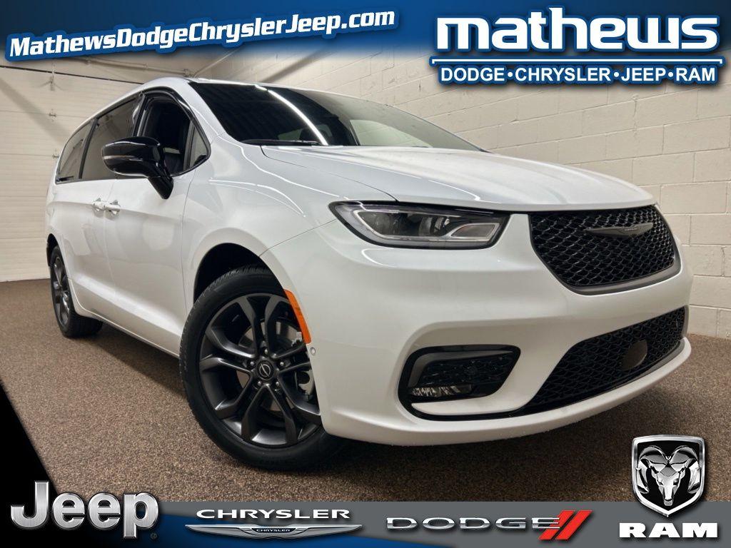 New 2026 Chrysler Pacifica Select