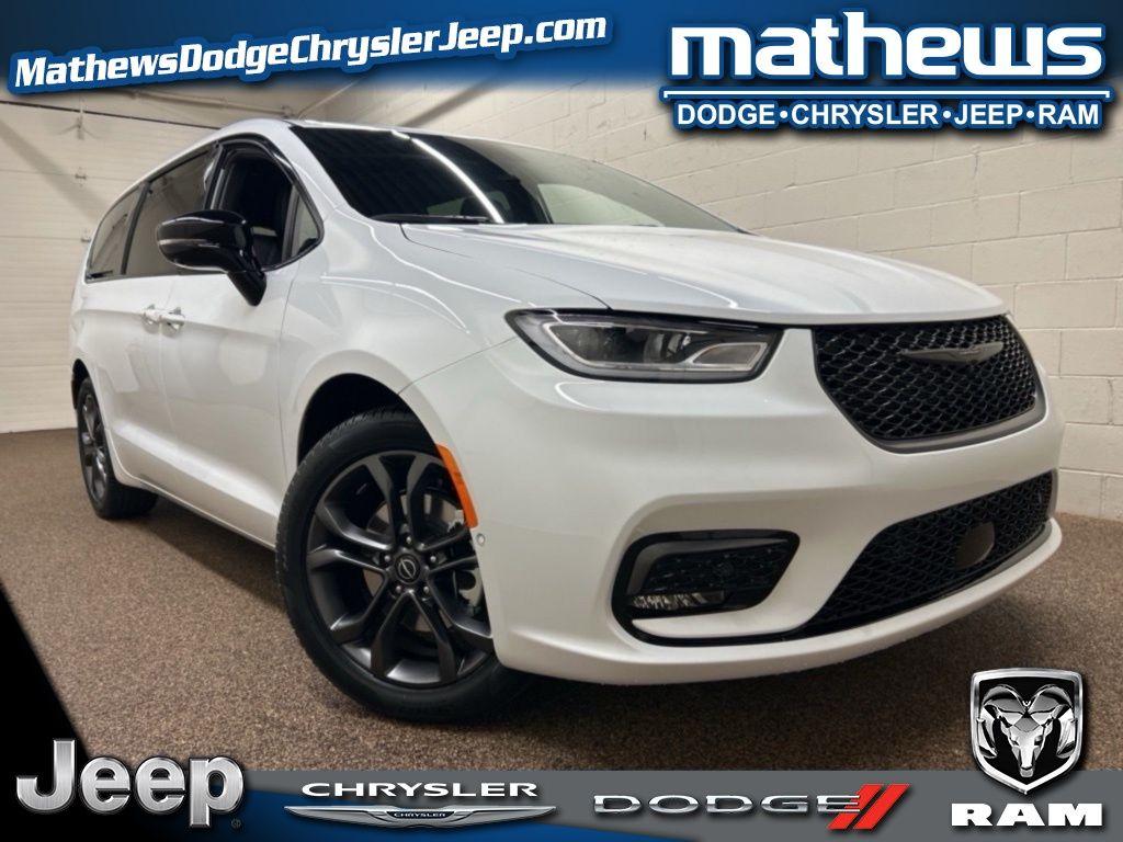 New 2026 Chrysler Pacifica Select