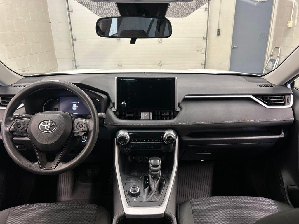 صورة مصغرة 18 لـ 2024 Toyota RAV4 HYBRID LE