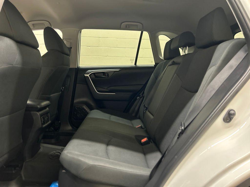 صورة 8 لـ 2024 Toyota RAV4 HYBRID LE