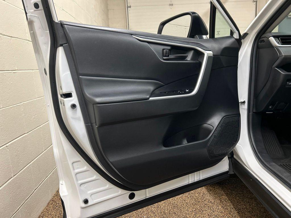 صورة مصغرة 13 لـ 2024 Toyota RAV4 HYBRID LE