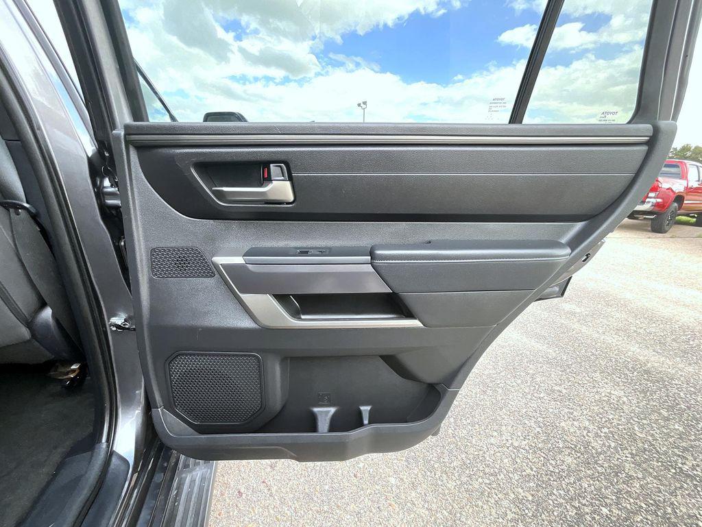 2025 Toyota SEQUOIA SR5 — миниатюра 17