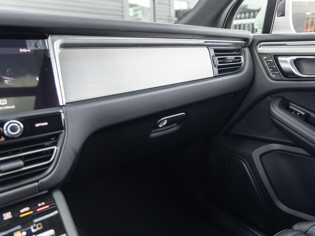 2026 Porsche MACAN — миниатюра 30