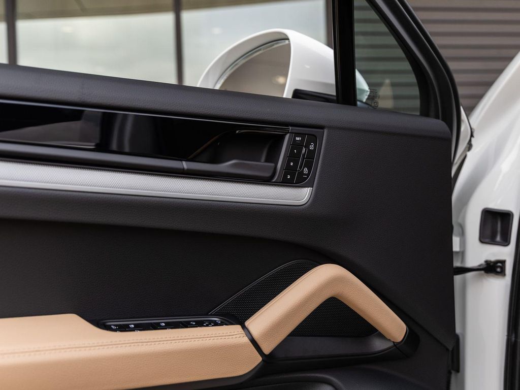 2026 Porsche CAYENNE — миниатюра 20