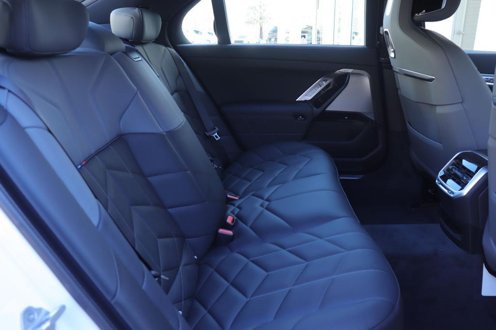 صورة مصغرة 21 لـ 2026 BMW 760 XDRIVE
