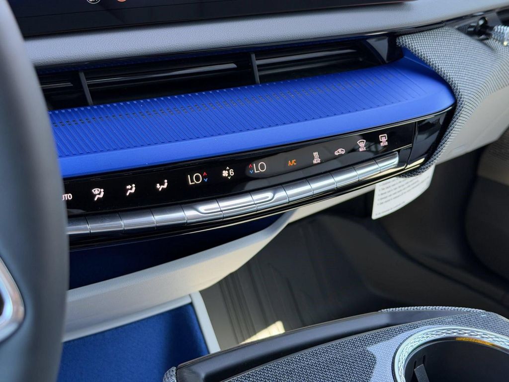 2027 Cadillac OPTIQ LUXURY — миниатюра 16