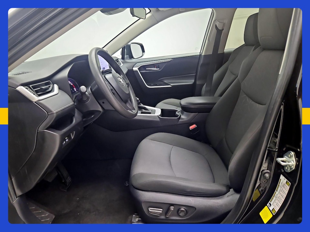 صورة 13 لـ 2025 Toyota RAV4 XLE