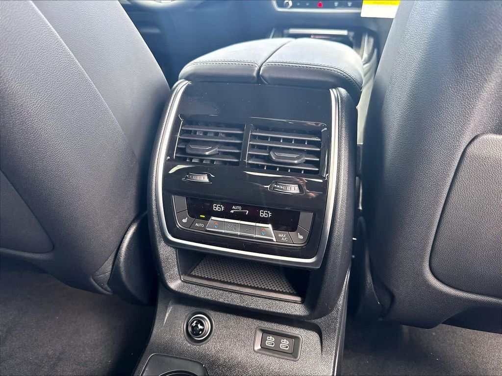 صورة مصغرة 16 لـ 2027 BMW X7 M60I