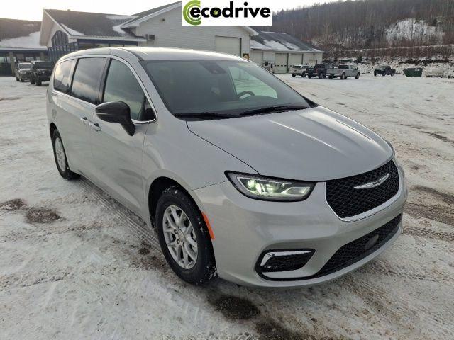 New 2026 Chrysler Pacifica Select