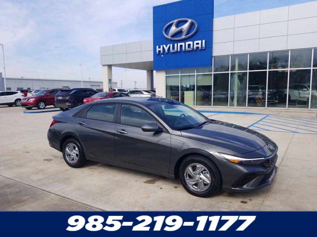 New 2026 Hyundai ELANTRA SE