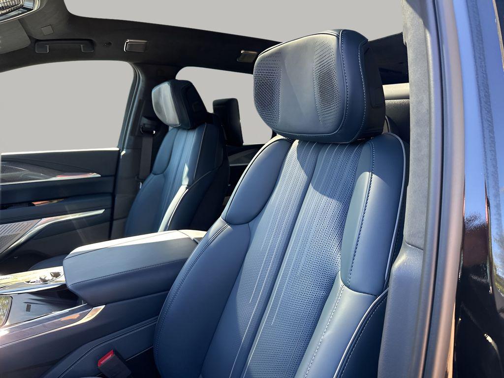 2026 Cadillac ESCALADE IQ PREMIUM LUXURY — фото 30