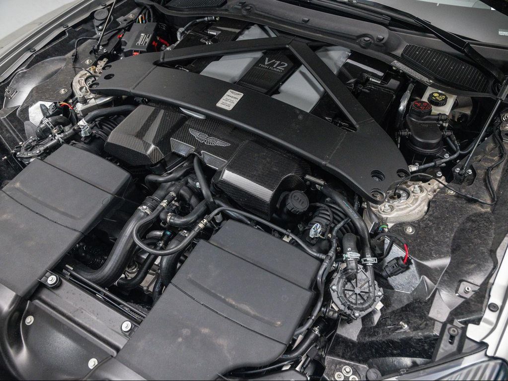 صورة 41 لـ 2025 Aston Martin VANQUISH BASE