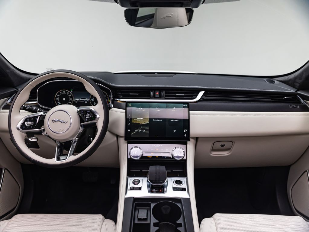 صورة مصغرة 19 لـ 2026 Jaguar F-PACE R-DYNAMIC S P250 AWD AUTOMATIC