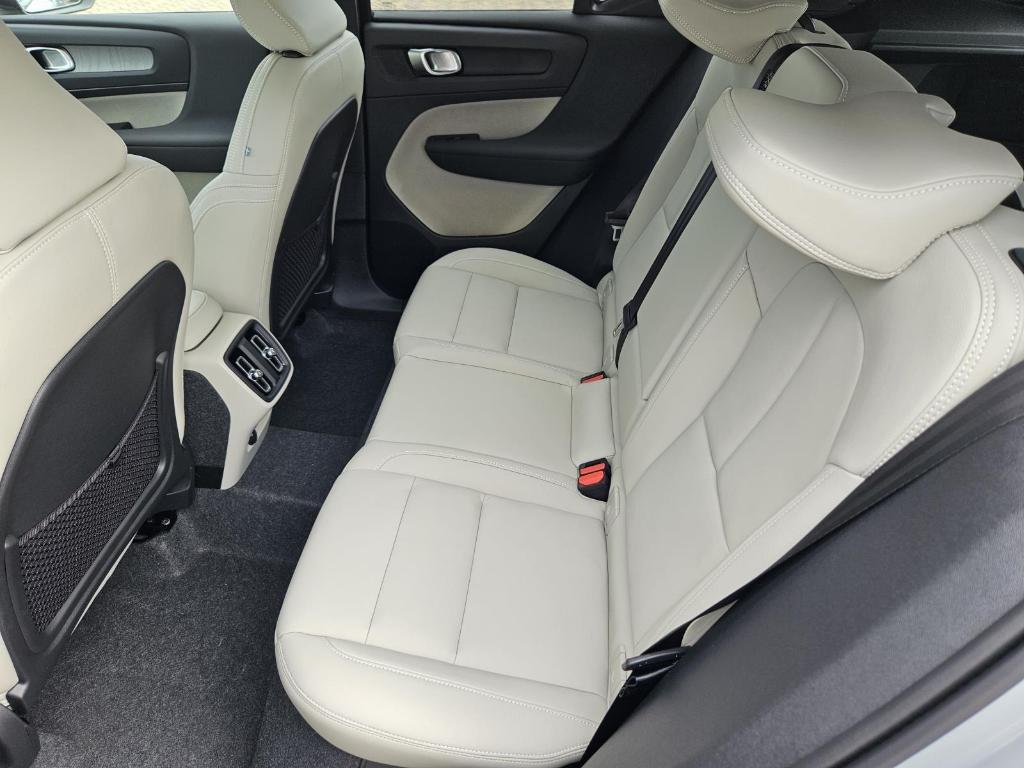 2026 Volvo XC40 B5 PLUS thumbnail 27