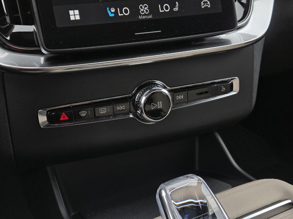 صورة مصغرة 24 لـ 2026 Volvo XC90 B6 ULTRA DARK THEME 6-SEATER
