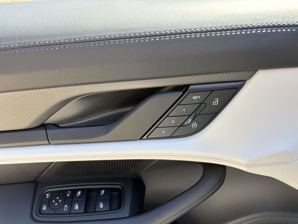 2026 Porsche TAYCAN TURBO 缩略图 19