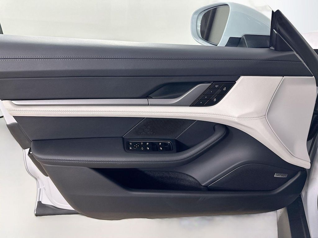 صورة مصغرة 16 لـ 2026 Porsche TAYCAN 4
