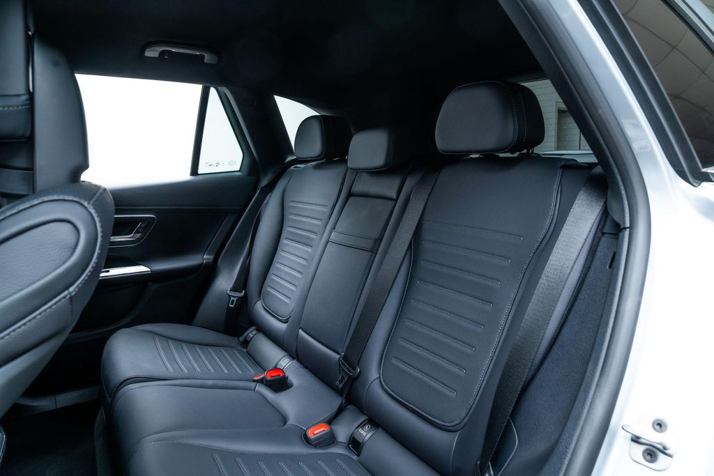 2025 Mercedes-BENZ GLC — миниатюра 19