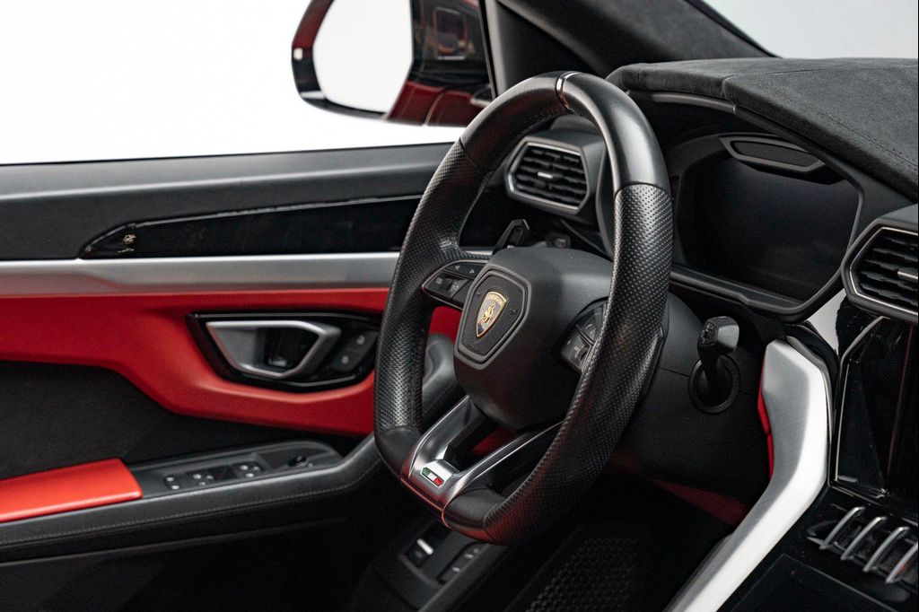 صورة 42 لـ 2020 Lamborghini URUS BASE