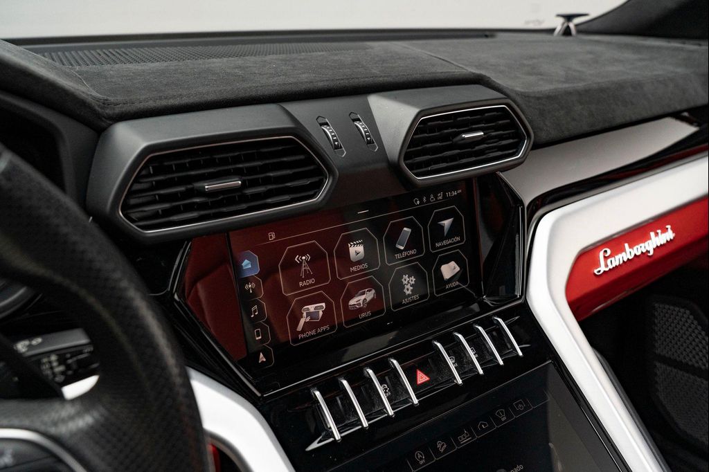 صورة 31 لـ 2020 Lamborghini URUS BASE