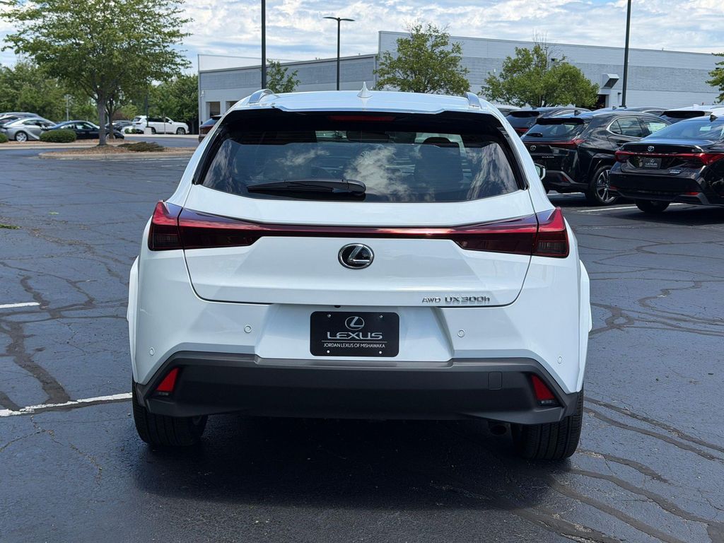 2026 Lexus UX 300H BASE — фото 10