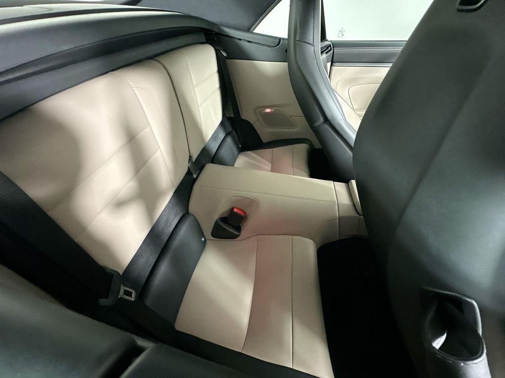 صورة مصغرة 37 لـ 2026 Porsche 911 CARRERA 4S CABRIOLET