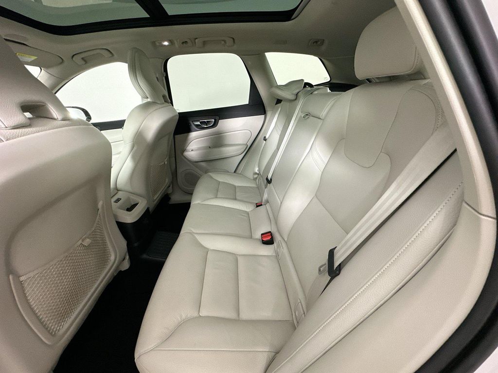 2025 Volvo XC60 PLUG-IN HYBRID CORE, T8 AWD ELECTRIC/GASOLINE — миниатюра 38