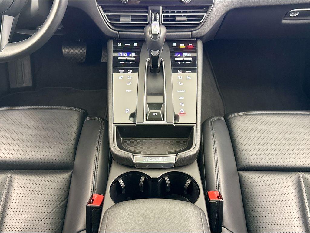 2023 Porsche MACAN T — миниатюра 12