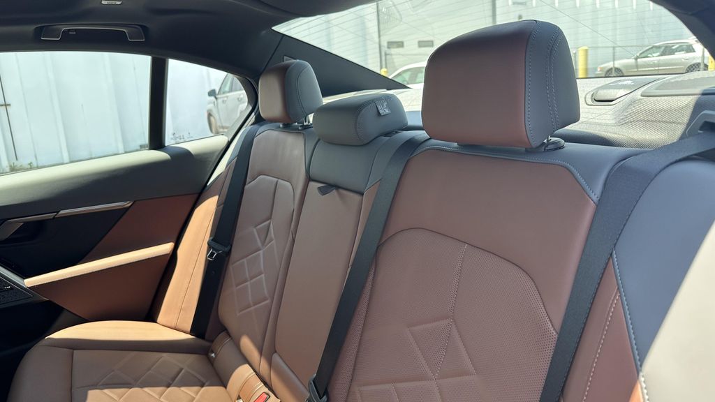 صورة مصغرة 29 لـ 2027 BMW 550E 550E XDRIVE