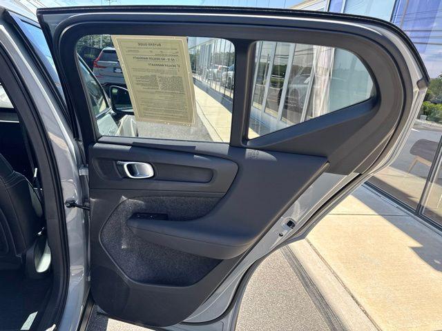 2025 Volvo XC40 B5 PLUS BRIGHT THEME — фото 10