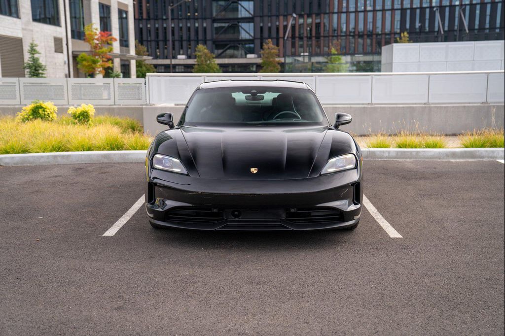 صورة 6 لـ 2025 Porsche TAYCAN RWD