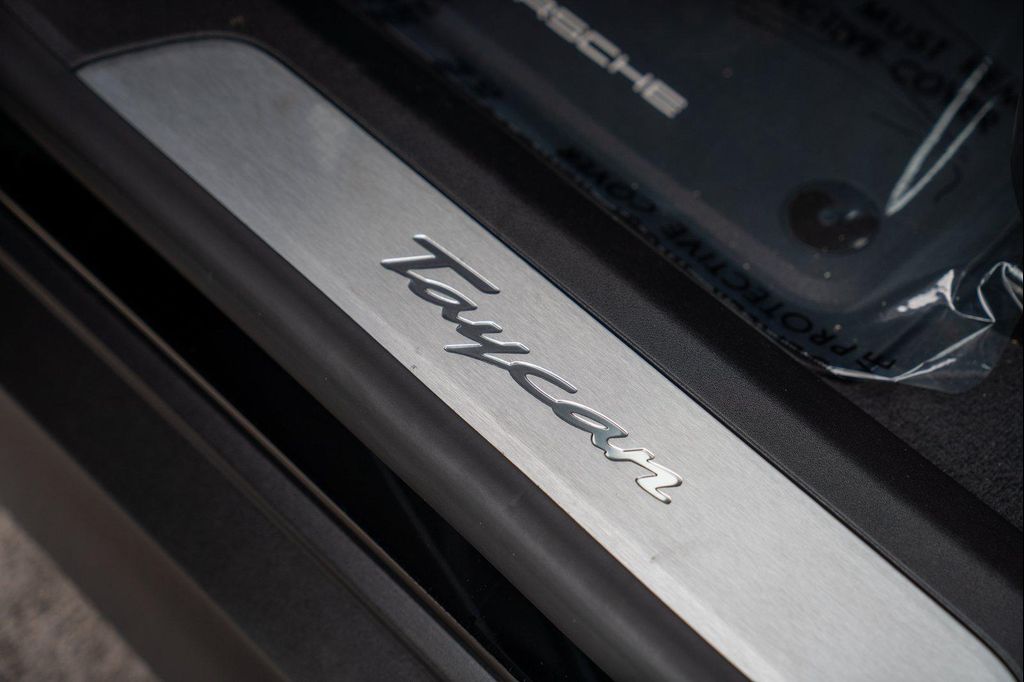 صورة 12 لـ 2025 Porsche TAYCAN RWD