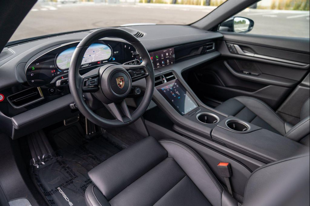 صورة 4 لـ 2025 Porsche TAYCAN RWD