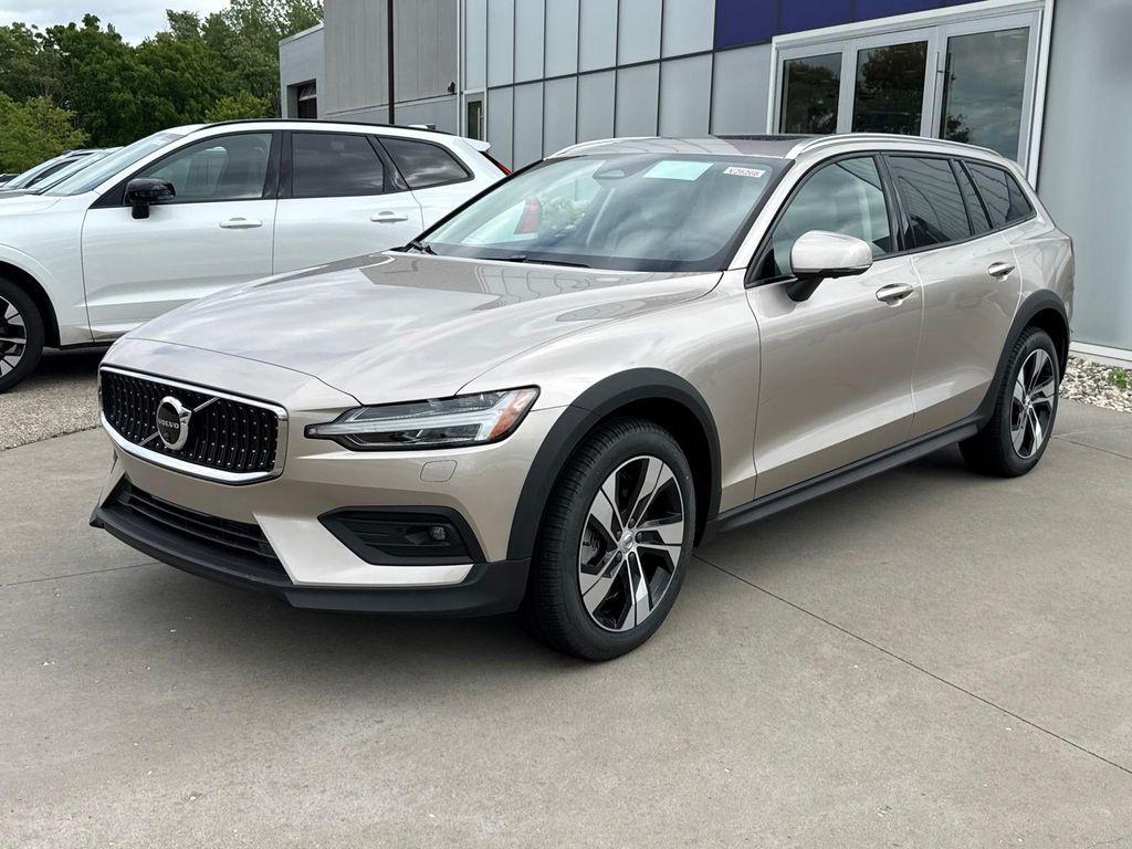 New 2026 Volvo V60 Cross Country Plus, B5 AWD Gas (mild hybrid)