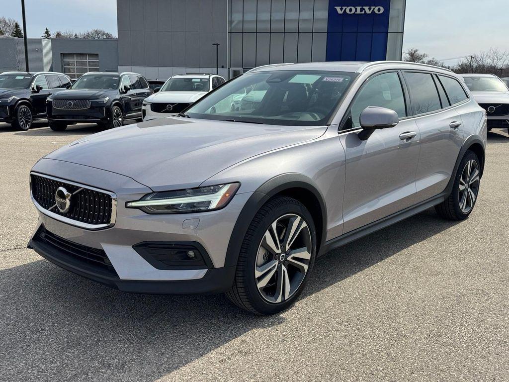 New 2026 Volvo V60 Cross Country Plus, B5 AWD Gas (mild hybrid)