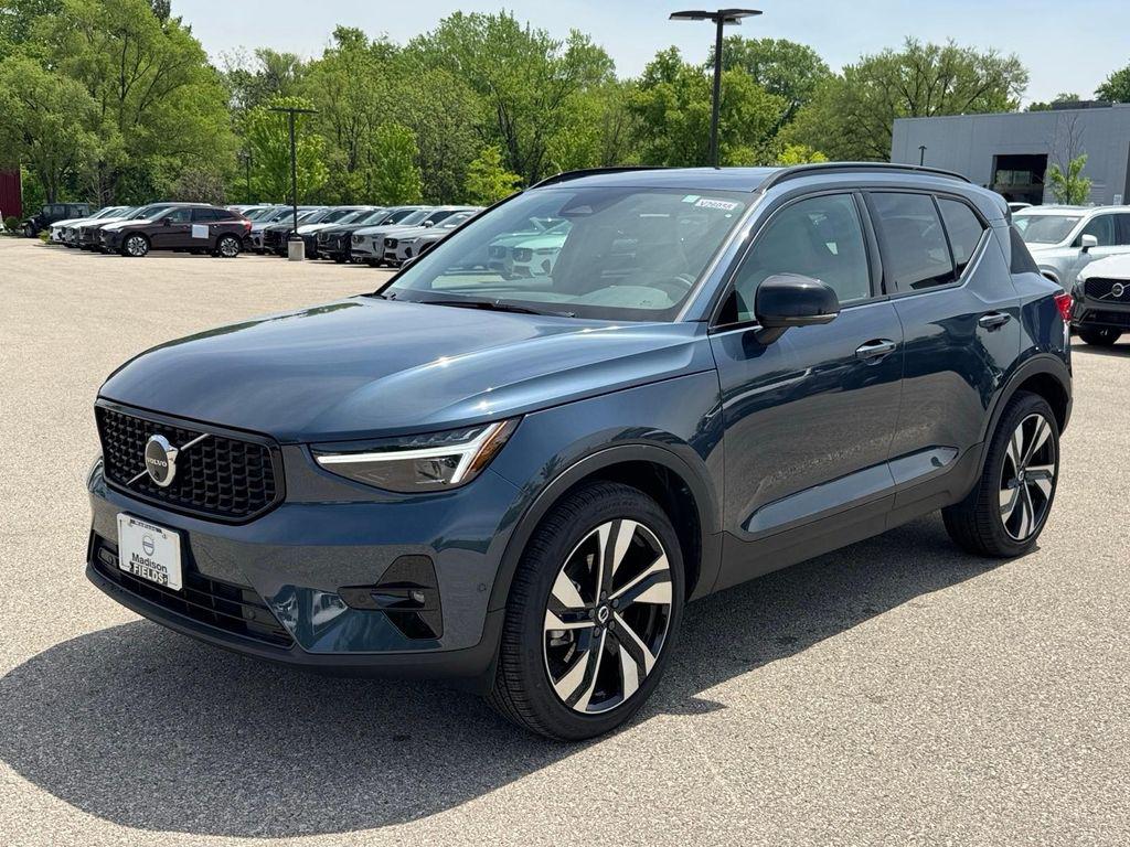 New 2026 Volvo XC40 Plus, B5 AWD Gas (mild hybrid), Dark