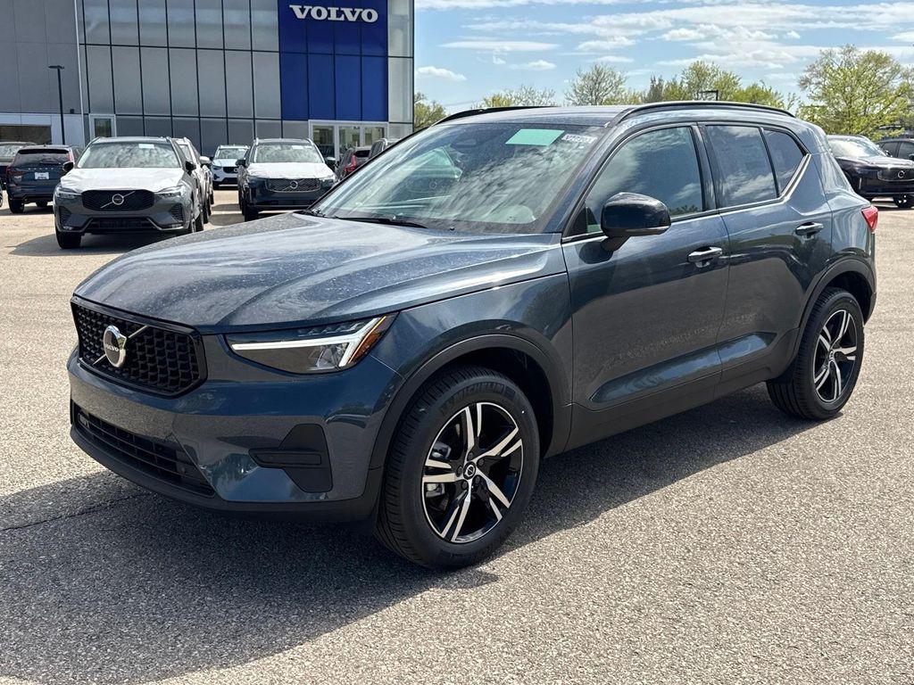 New 2026 Volvo XC40 Core, B5 AWD Gas (mild hybrid), Dark