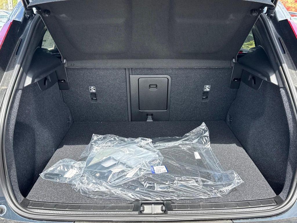 2026 Volvo XC40 CORE, B5 AWD GAS (MILD HYBRID), DARK photo 5