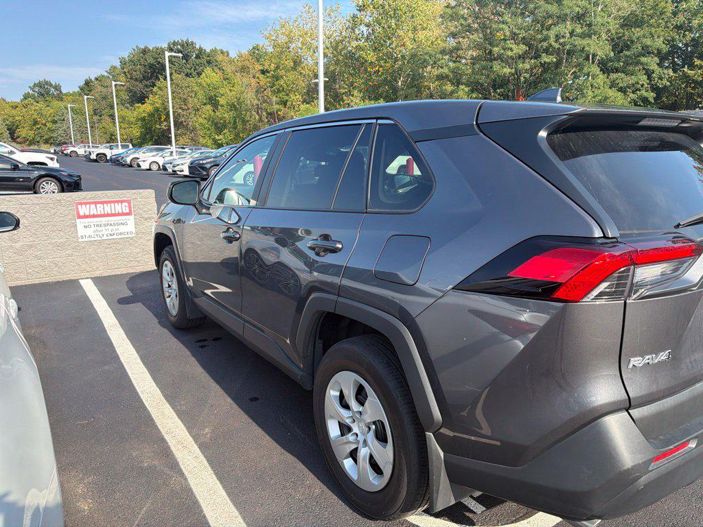صورة 2 لـ 2023 Toyota RAV4 LE
