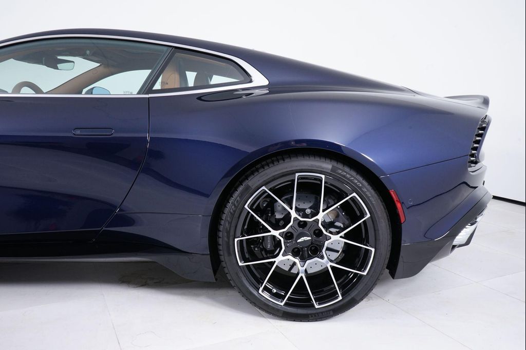 صورة 12 لـ 2026 Aston Martin VANQUISH V12