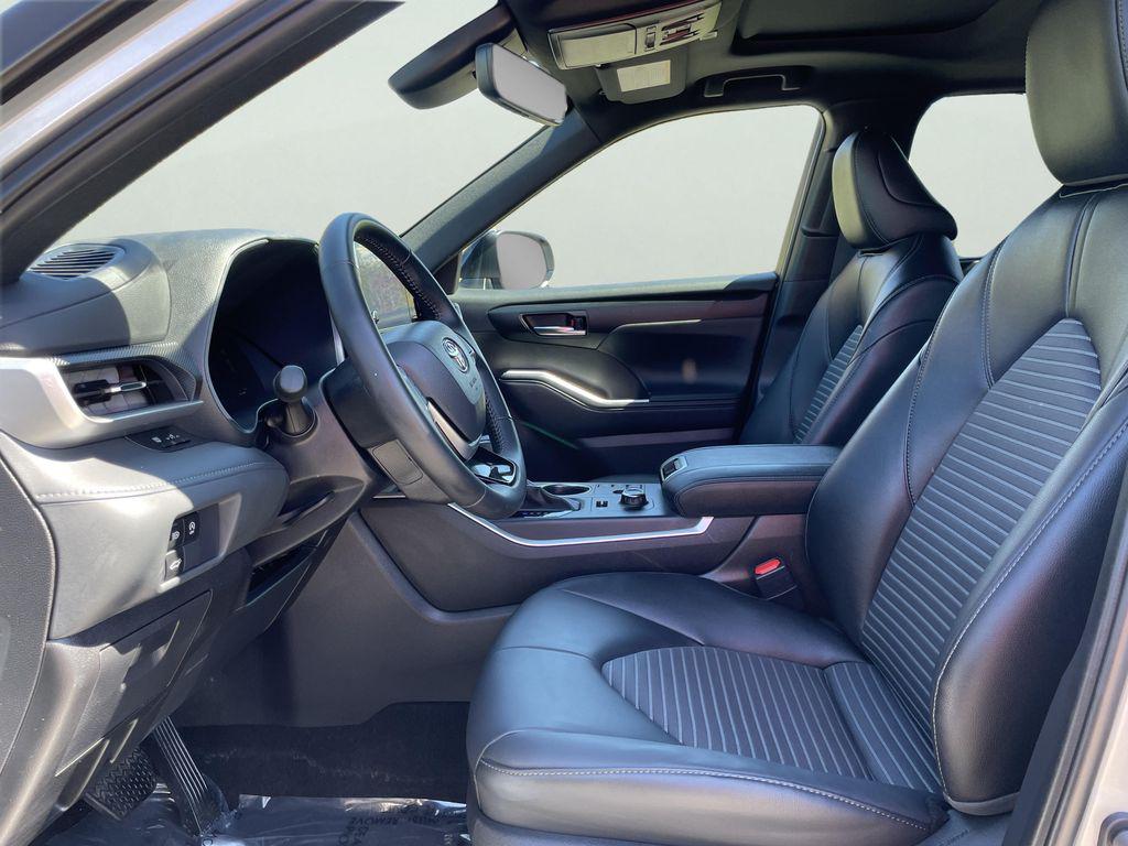 صورة 10 لـ 2025 Toyota HIGHLANDER XSE