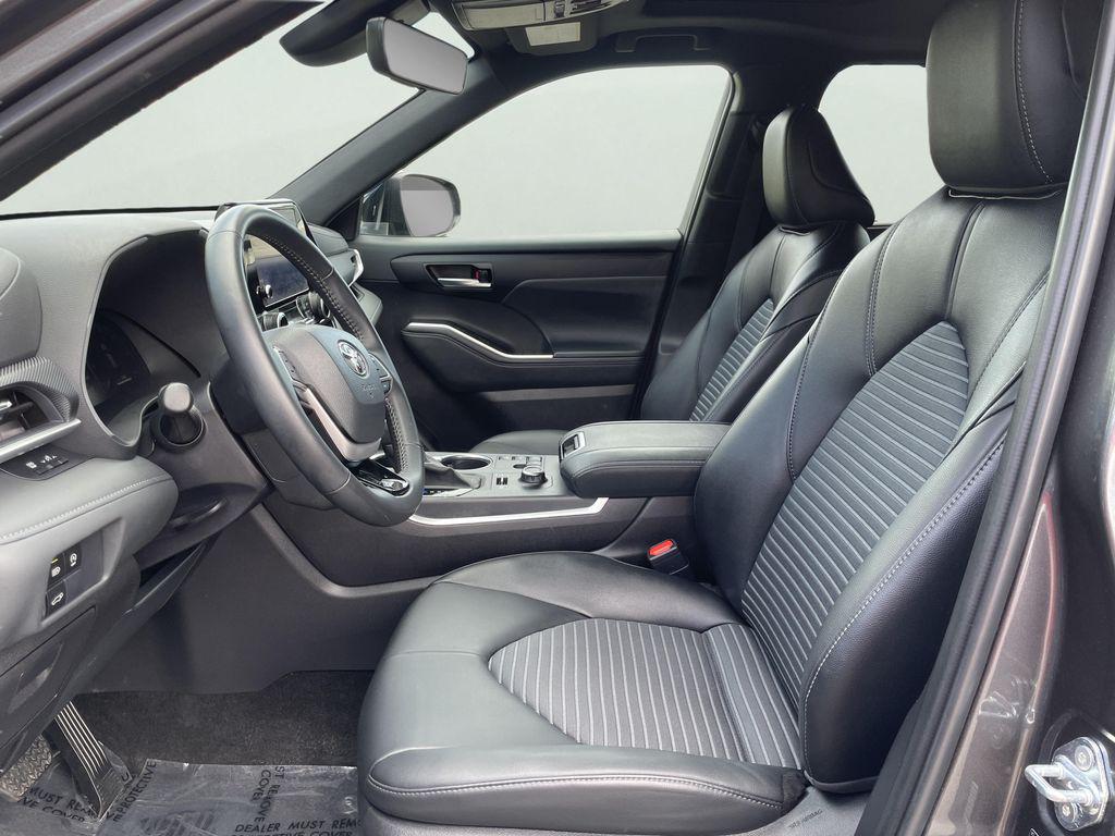 2025 Toyota HIGHLANDER XSE — фото 10