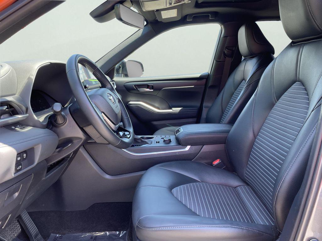صورة 10 لـ 2025 Toyota HIGHLANDER XSE