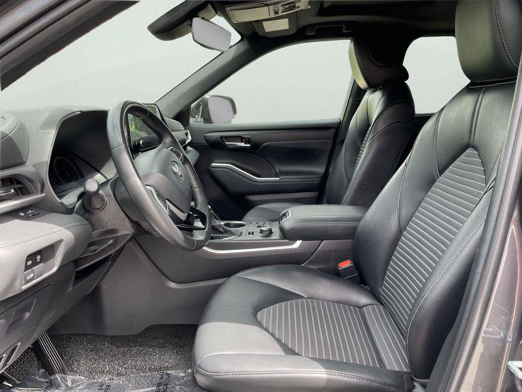 صورة 10 لـ 2025 Toyota HIGHLANDER XSE