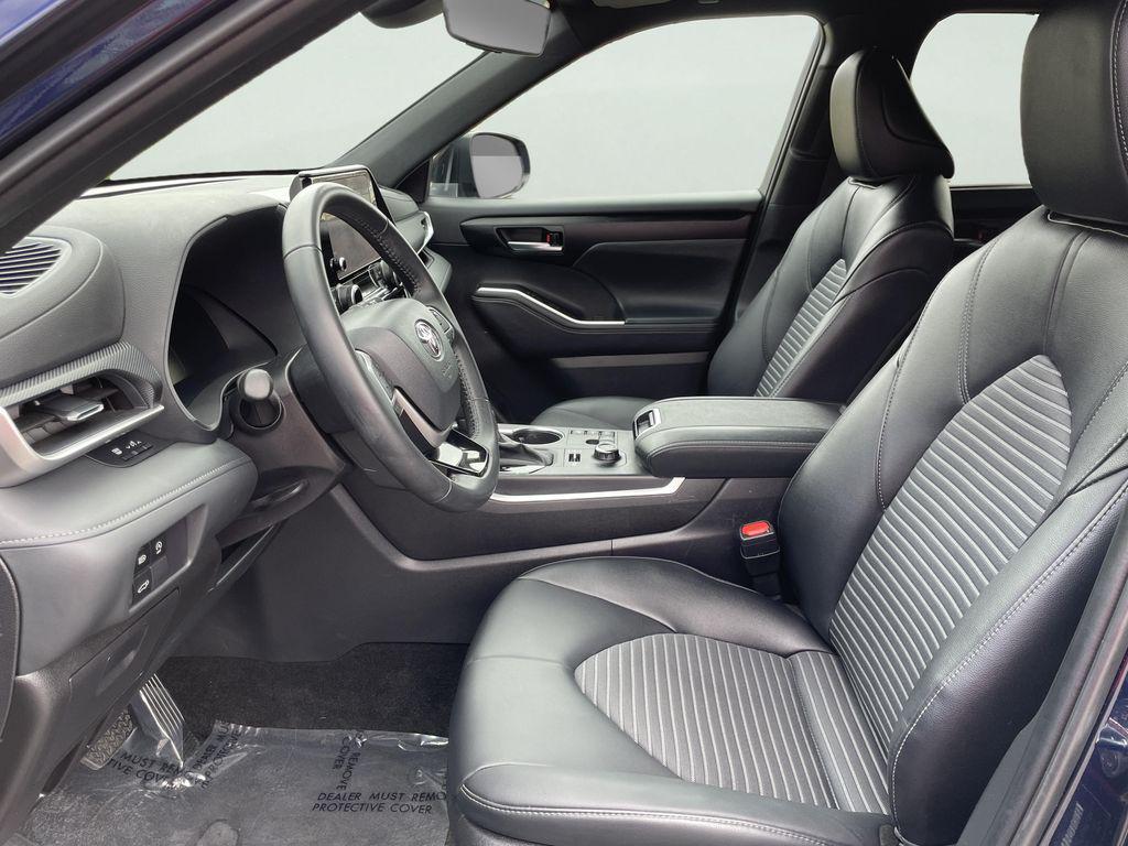 صورة 10 لـ 2025 Toyota HIGHLANDER XSE