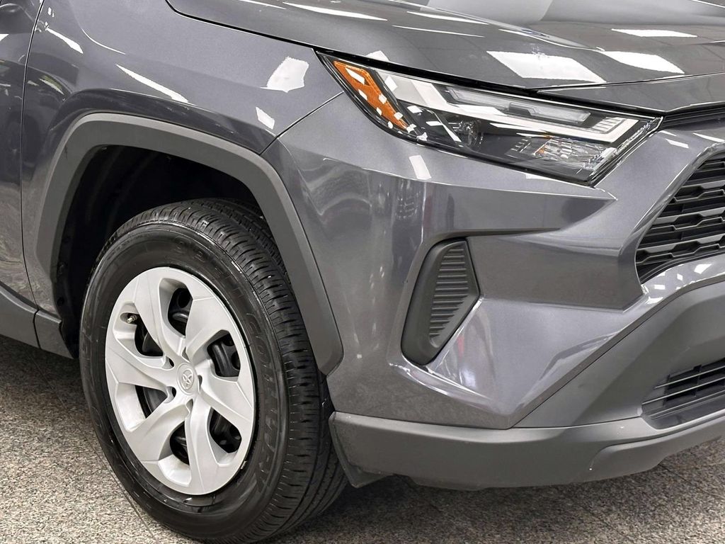 صورة 10 لـ 2025 Toyota RAV4 LE