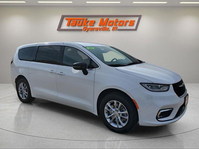 New 2026 Chrysler Pacifica Select