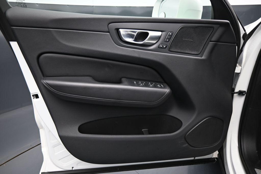 صورة 10 لـ 2023 Volvo XC60 B5 PLUS BRIGHT THEME