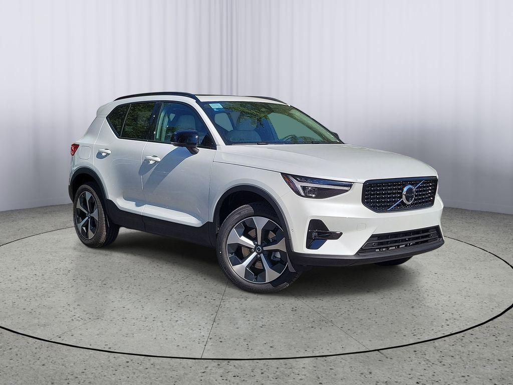 New 2026 Volvo XC40 Plus, B5 AWD Gas (mild hybrid), Dark