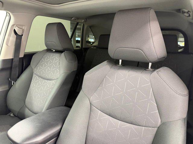 2024 Toyota RAV4 XLE — миниатюра 25